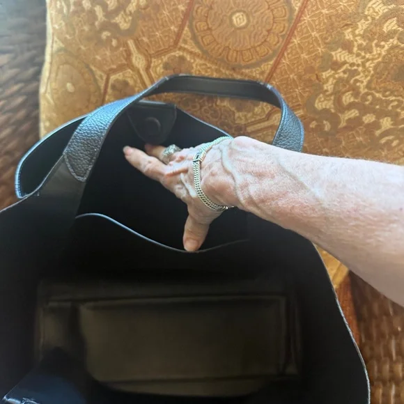 DKNY BLACK VEGAN LEATHER WILLA TOTE - Picture 4 of 5